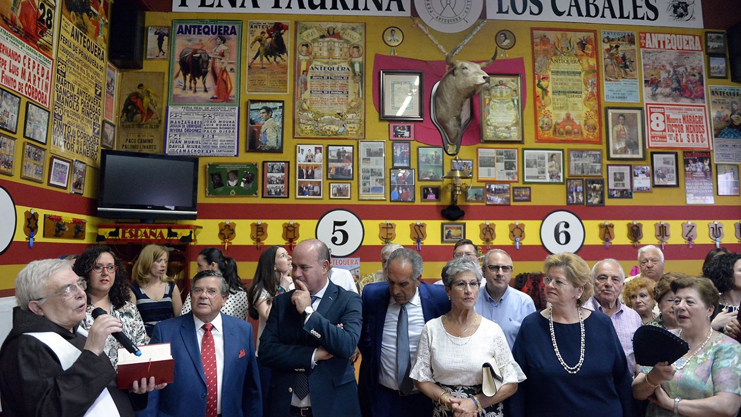 El alcalde de Antequera preside la inauguración de la Peña Taurina Los Cabales en la Plaza de Toros