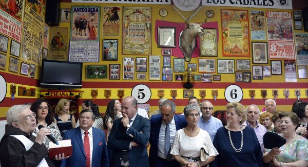 El alcalde de Antequera preside la inauguración de la Peña Taurina Los Cabales en la Plaza de Toros