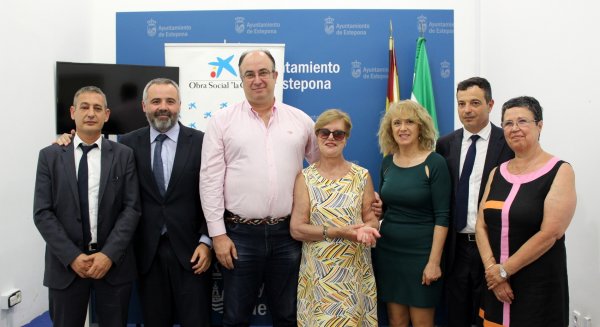 El Ayuntamiento de Estepona y La Caixa apoyan a la asociación de Familiares de Enfermos de Alzheimer