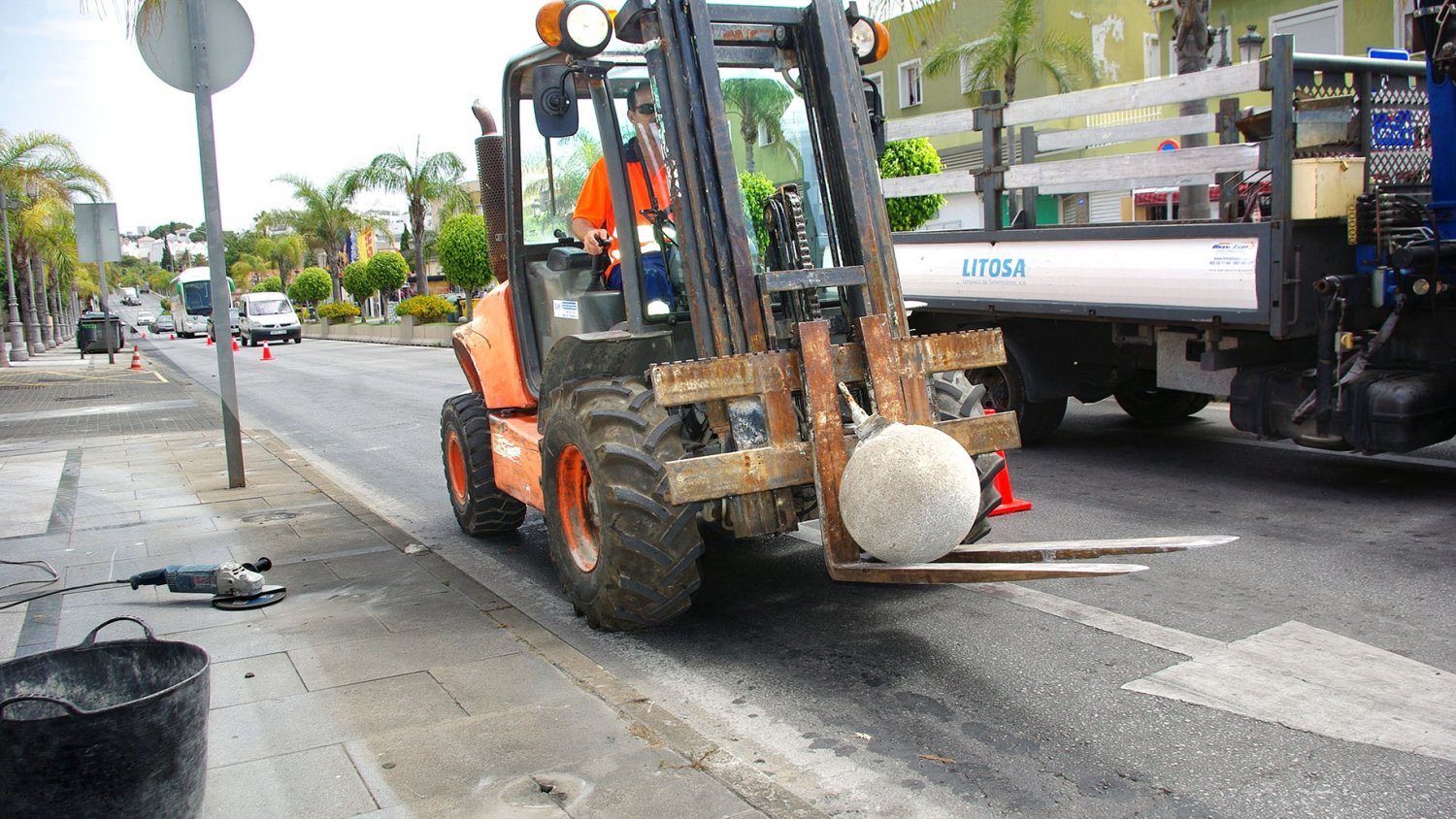 Torremolinos acomete la reforma de la avenida Carlota Alessandri con la fase inicial de retirada de los bolardos