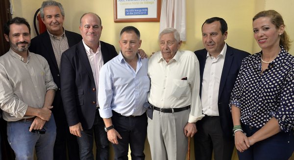El alcalde de Antequera asiste a la inauguración de la sede social de la Asociación Parkinson Antequera
