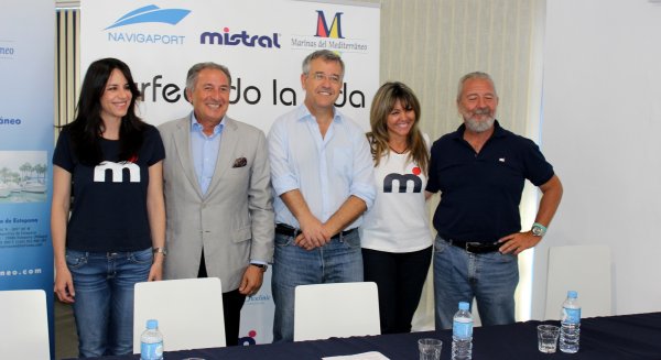 El alcalde de Estepona asiste a la presentación del evento ‘Surfeando la vida. Una aventura contra el cáncer’