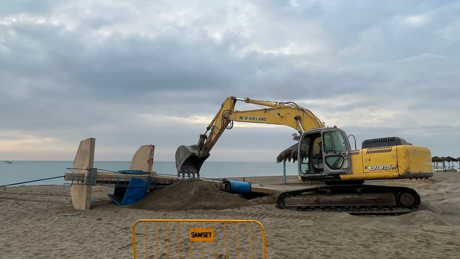Torremolinos comienza el derribo de las cinco torres de vigilancia de hormigón en sus playas