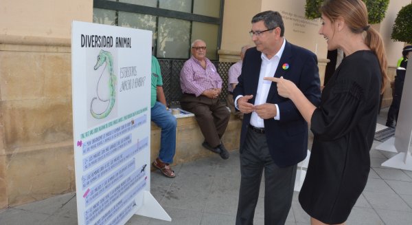 Vélez-Málaga abre la muestra 'Es Natural' con motivo del Día contra la Homofobia, Transfobia y Bifobia