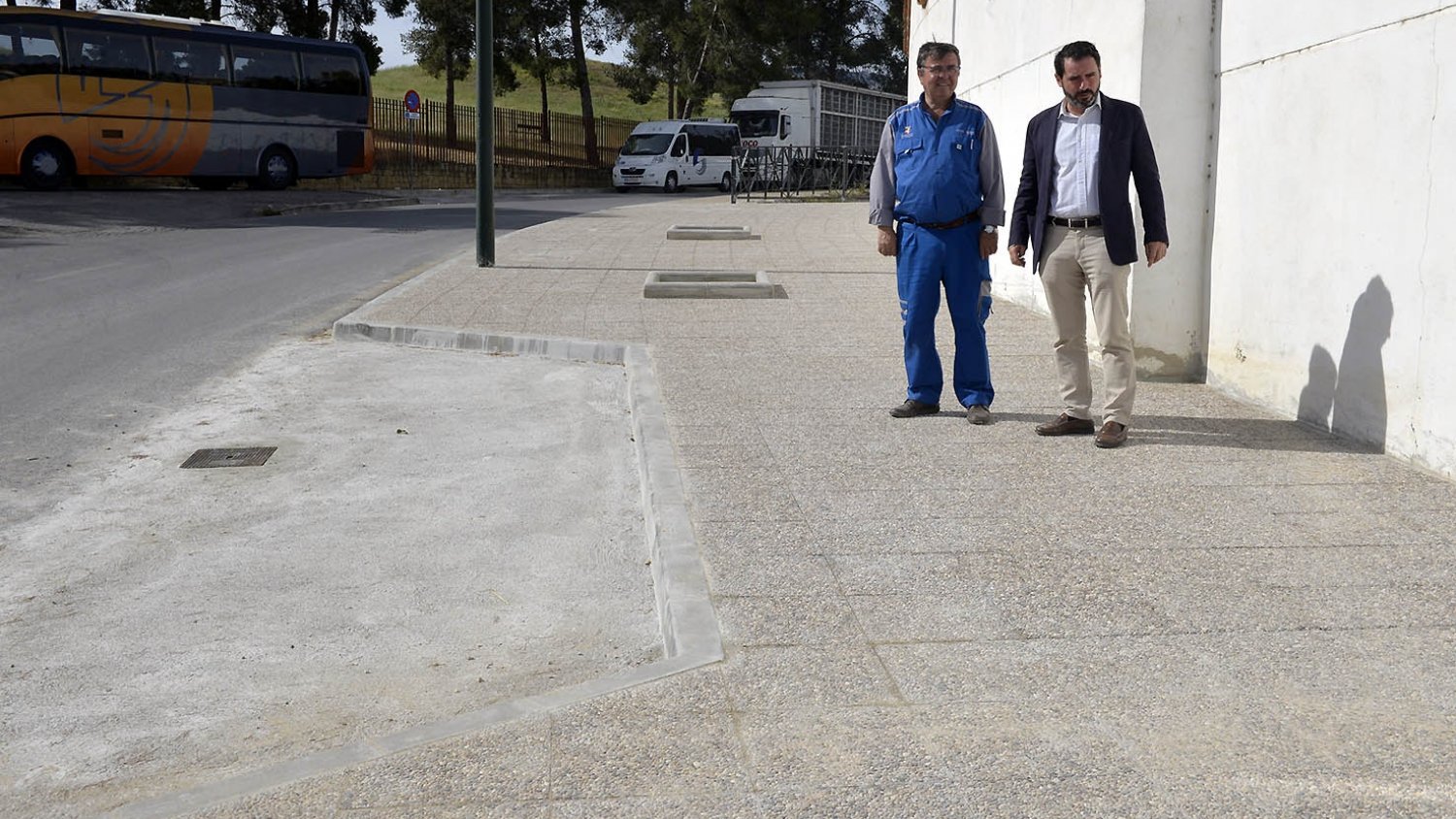 Antequera concluye más de 500 nuevos m2 de acerado en los caminos de Fuentemora y el cementerio