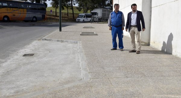 Antequera concluye más de 500 nuevos m2 de acerado en los caminos de Fuentemora y el cementerio