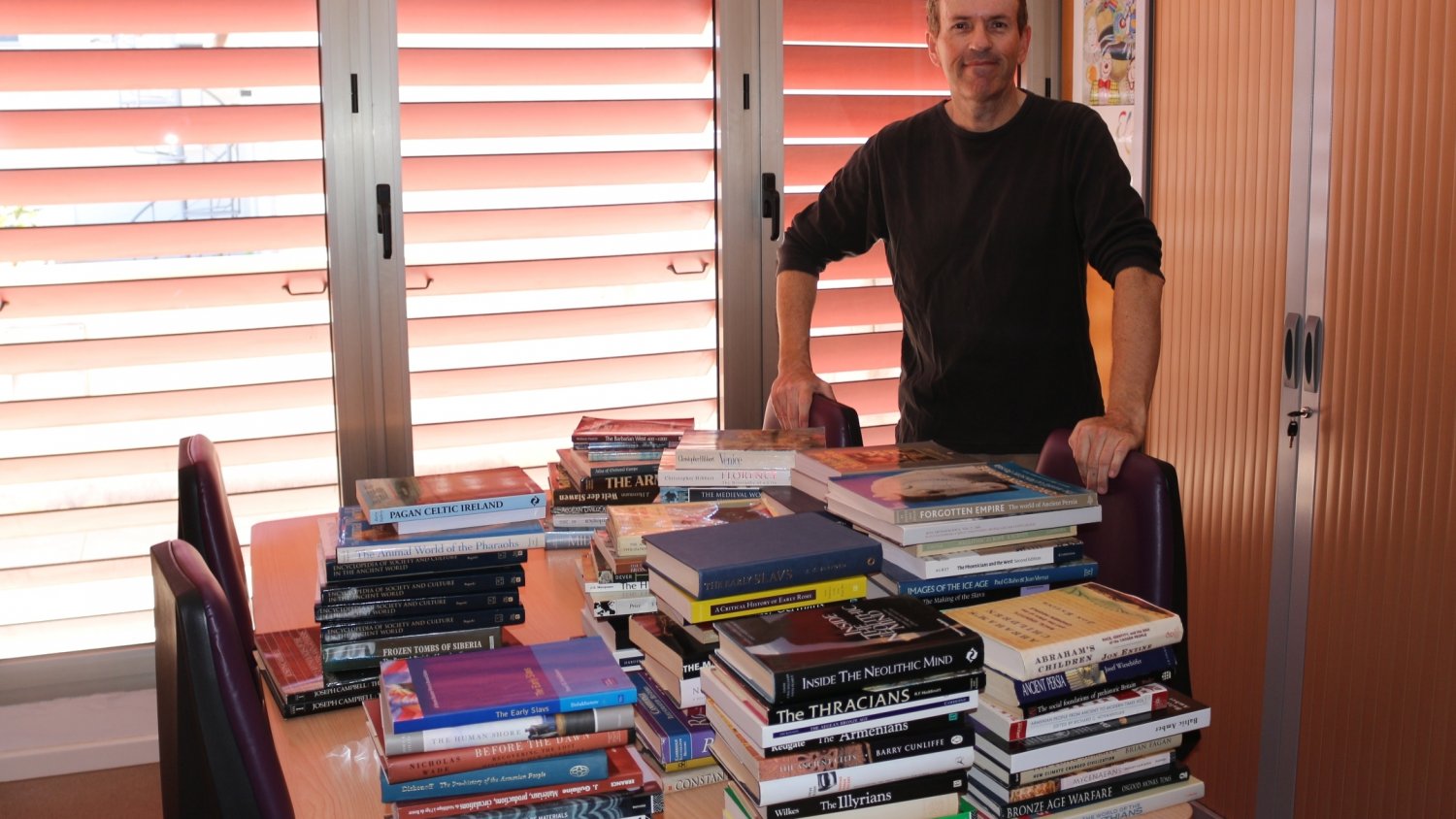 Un británico afincando en Nerja dona al Museo más de 200 libros de historia y arqueología