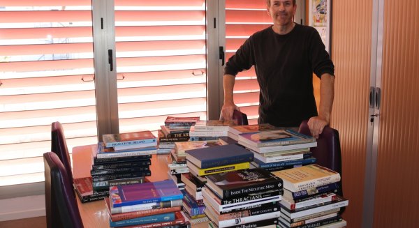 Un británico afincando en Nerja dona al Museo más de 200 libros de historia y arqueología