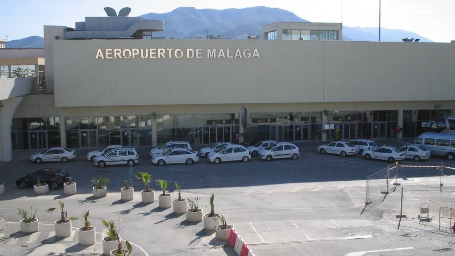 Un hombre golpea a dos policías del aeropuerto de Málaga y los llama racistas mientras un compañero graba