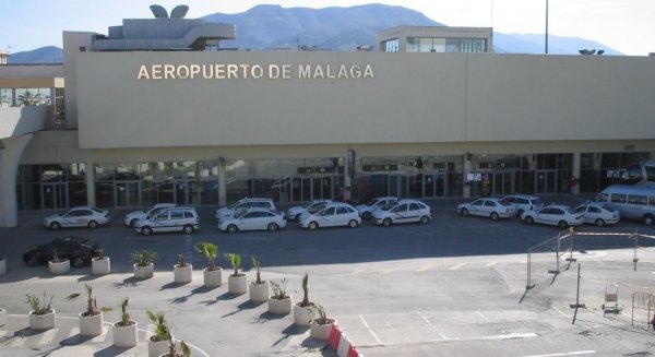 Un hombre golpea a dos policías del aeropuerto de Málaga y los llama racistas mientras un compañero graba
