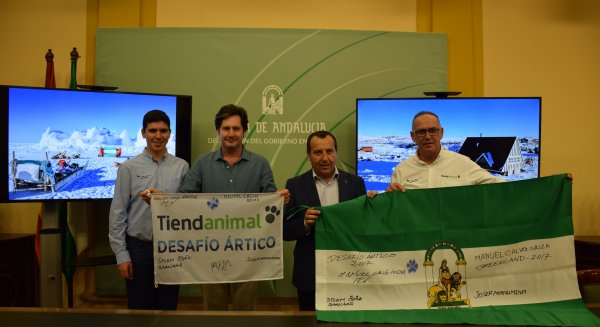 Dos malagueños llevan la bandera de Andalucía al polo norte en la expedición de Desafío Ártico