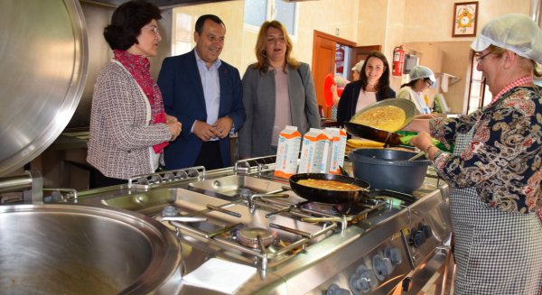 La ayuda económica que destina la Junta a los comedores sociales beneficia diariamente a 2.445 personas