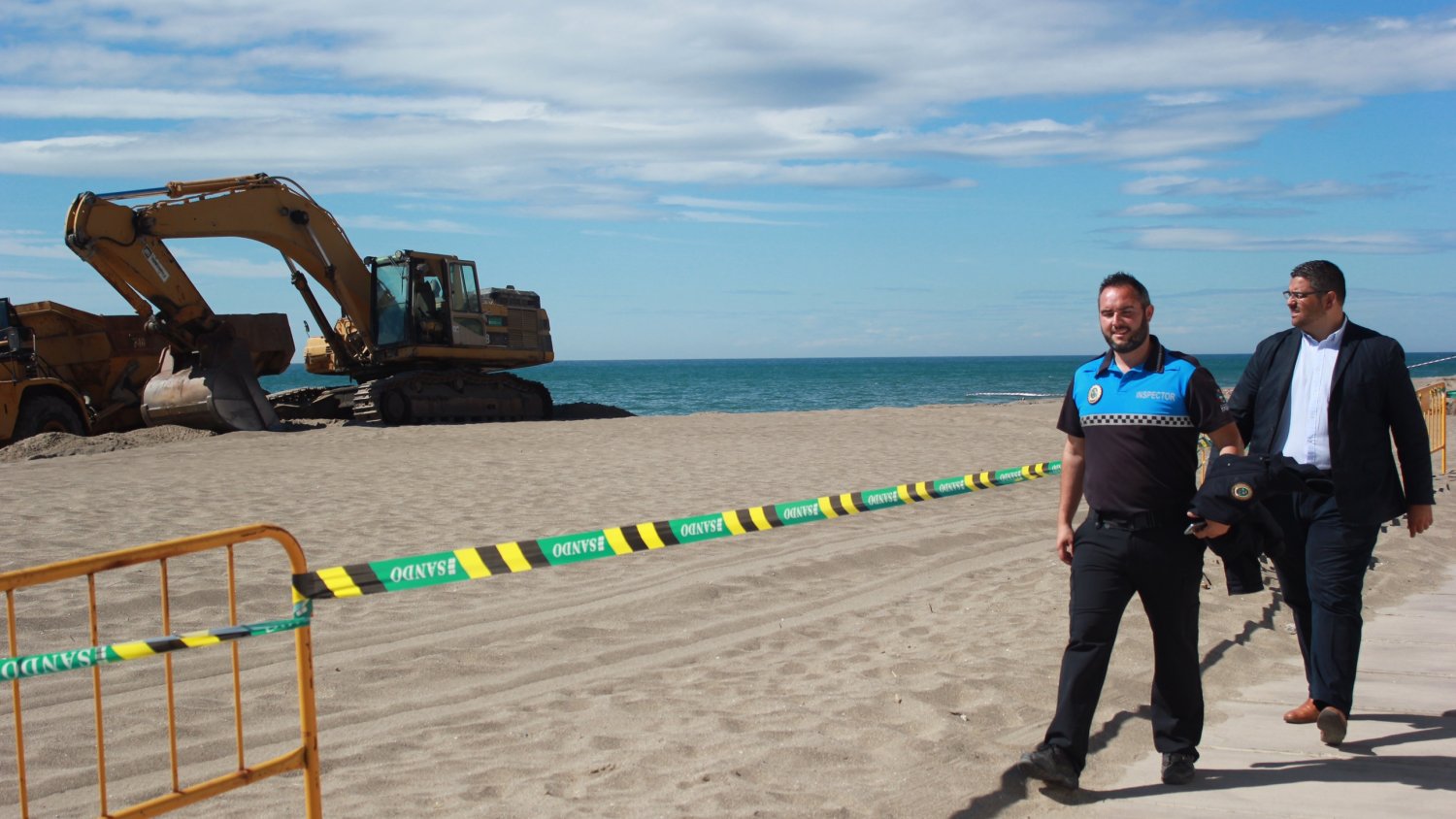 En marcha los trabajos de reposición de arena en las playas de Mijas