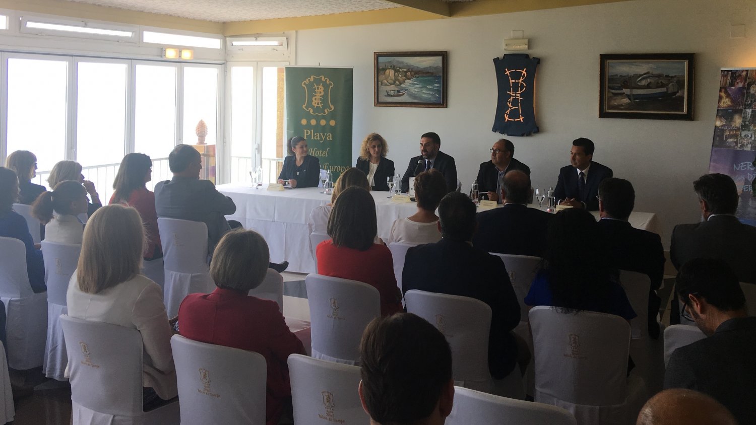 La Consejería de Turismo traslada a empresarios y profesionales de Nerja las líneas de apoyo de la Junta al sector turístico