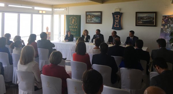 La Consejería de Turismo traslada a empresarios y profesionales de Nerja las líneas de apoyo de la Junta al sector turístico