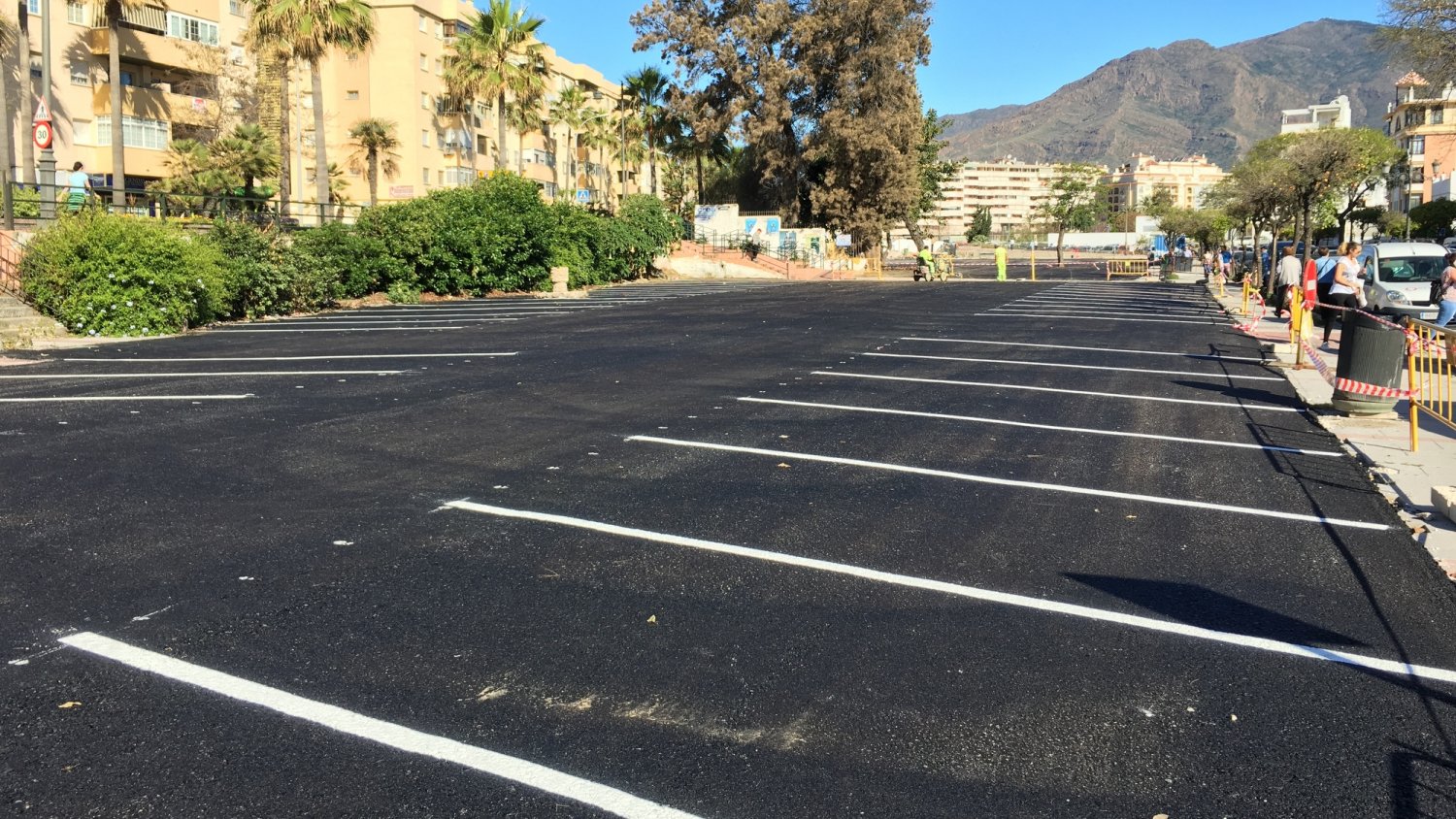 Estepona acondiciona una parcela para crear más de 140 aparcamientos en el centro