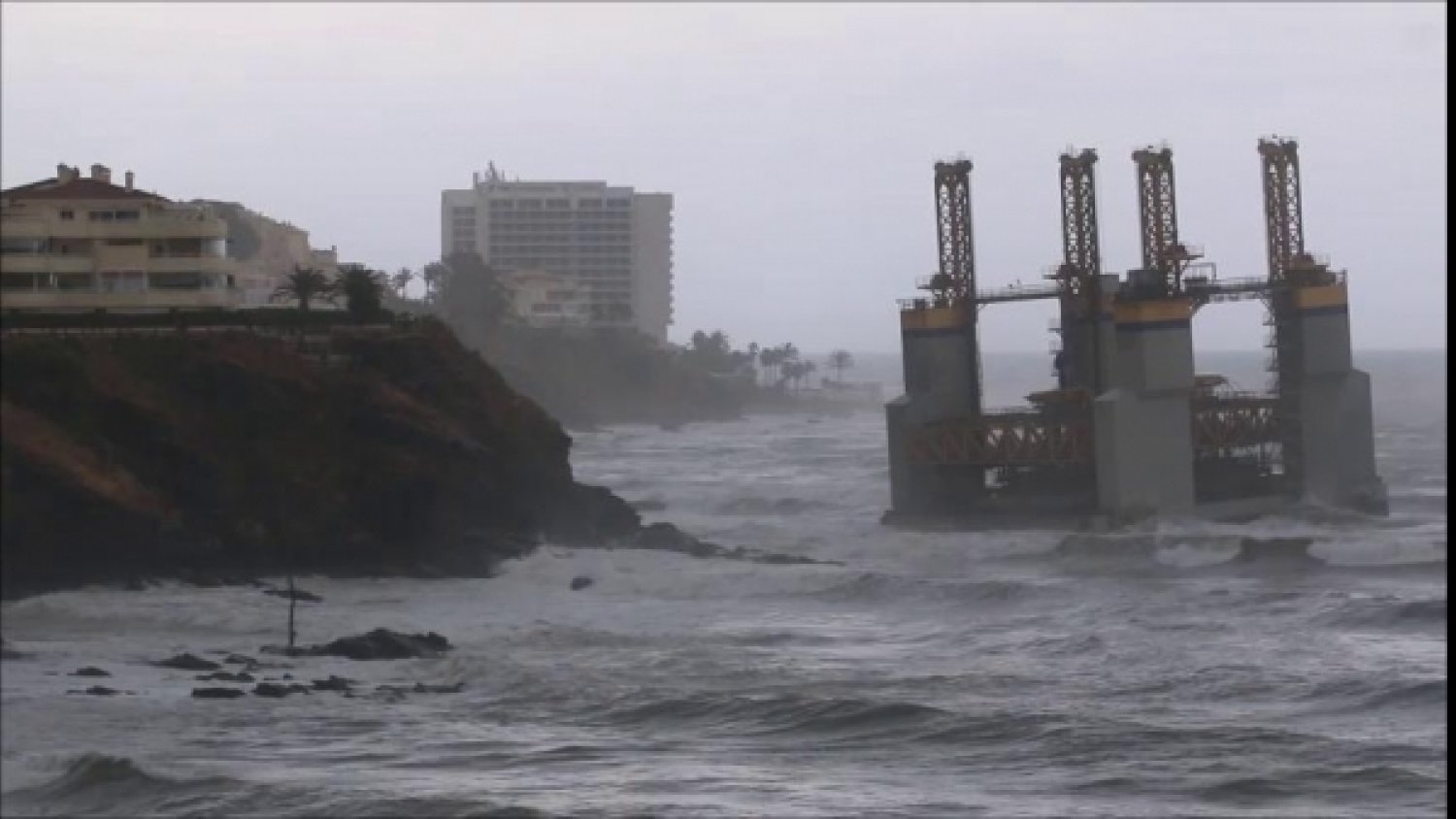 La plataforma encallada en Benalmádena esta siendo reflotada a Cádiz