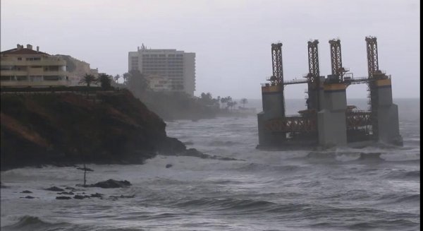 La plataforma encallada en Benalmádena esta siendo reflotada a Cádiz