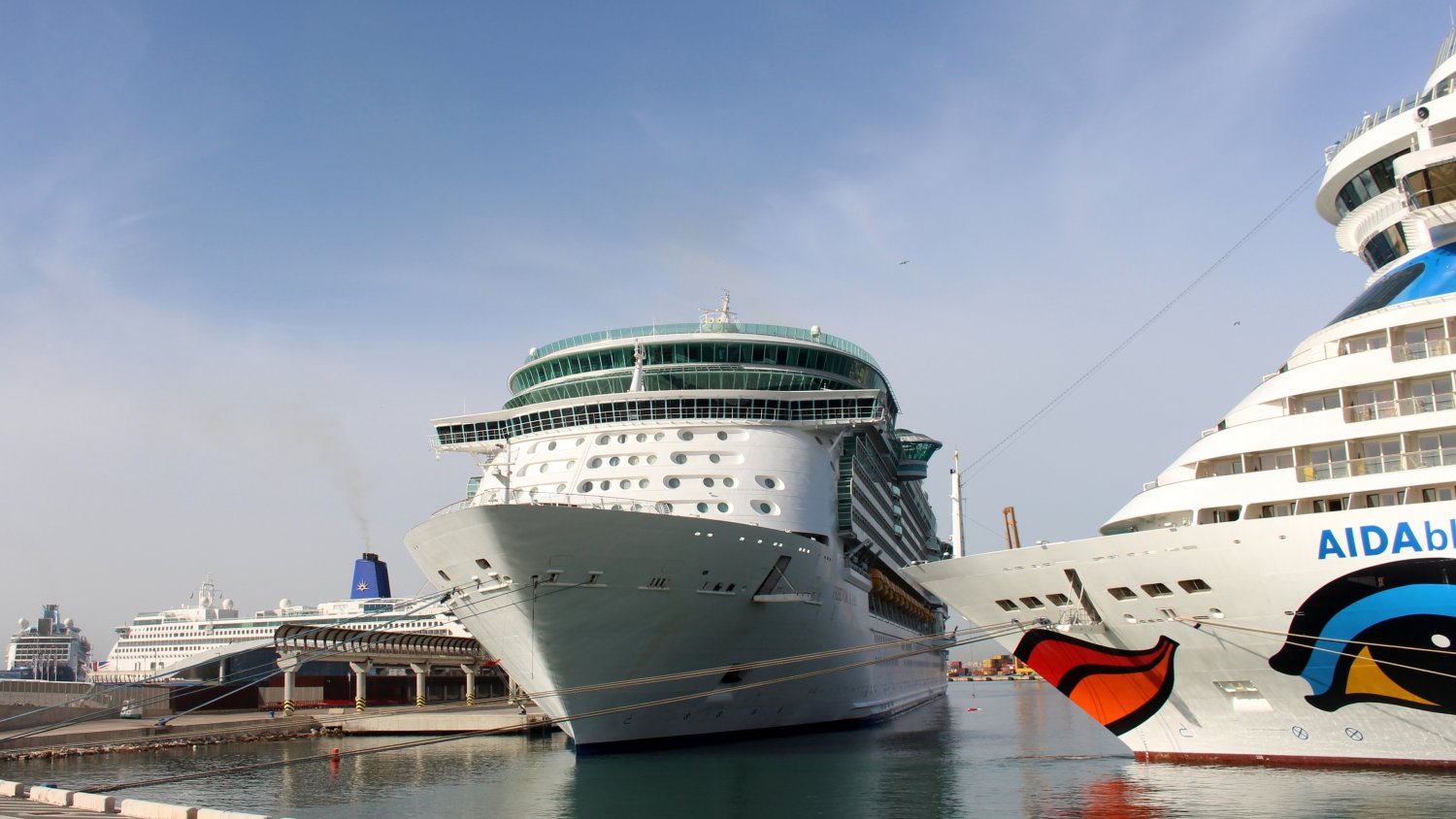 El ‘Freedom of the Seas’ llega a Málaga por primera vez en una jornada de alta afluencia de cruceristas