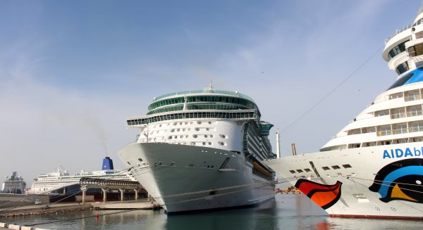 El ‘Freedom of the Seas’ llega a Málaga por primera vez en una jornada de alta afluencia de cruceristas