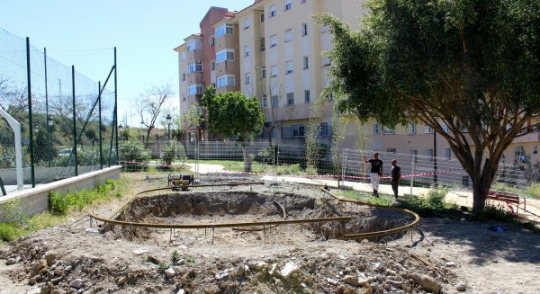 Estepona completa la nueva zona verde de Calancha con la construcción de una pista de skate