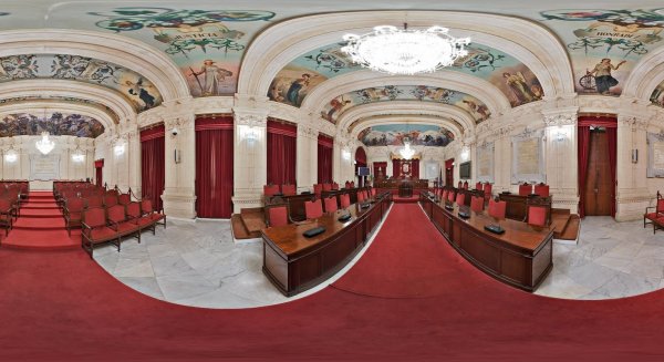 El Pleno aprueba la concesión de las medallas de la ciudad a la UMA y Guillermo Jiménez Smerdou