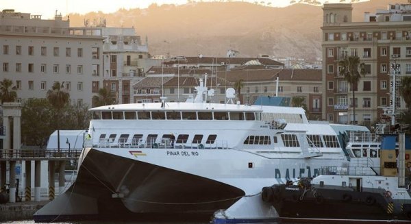Seis 'polizones' menores viajaban a bordo del melillero que chocó en el puerto de Málaga