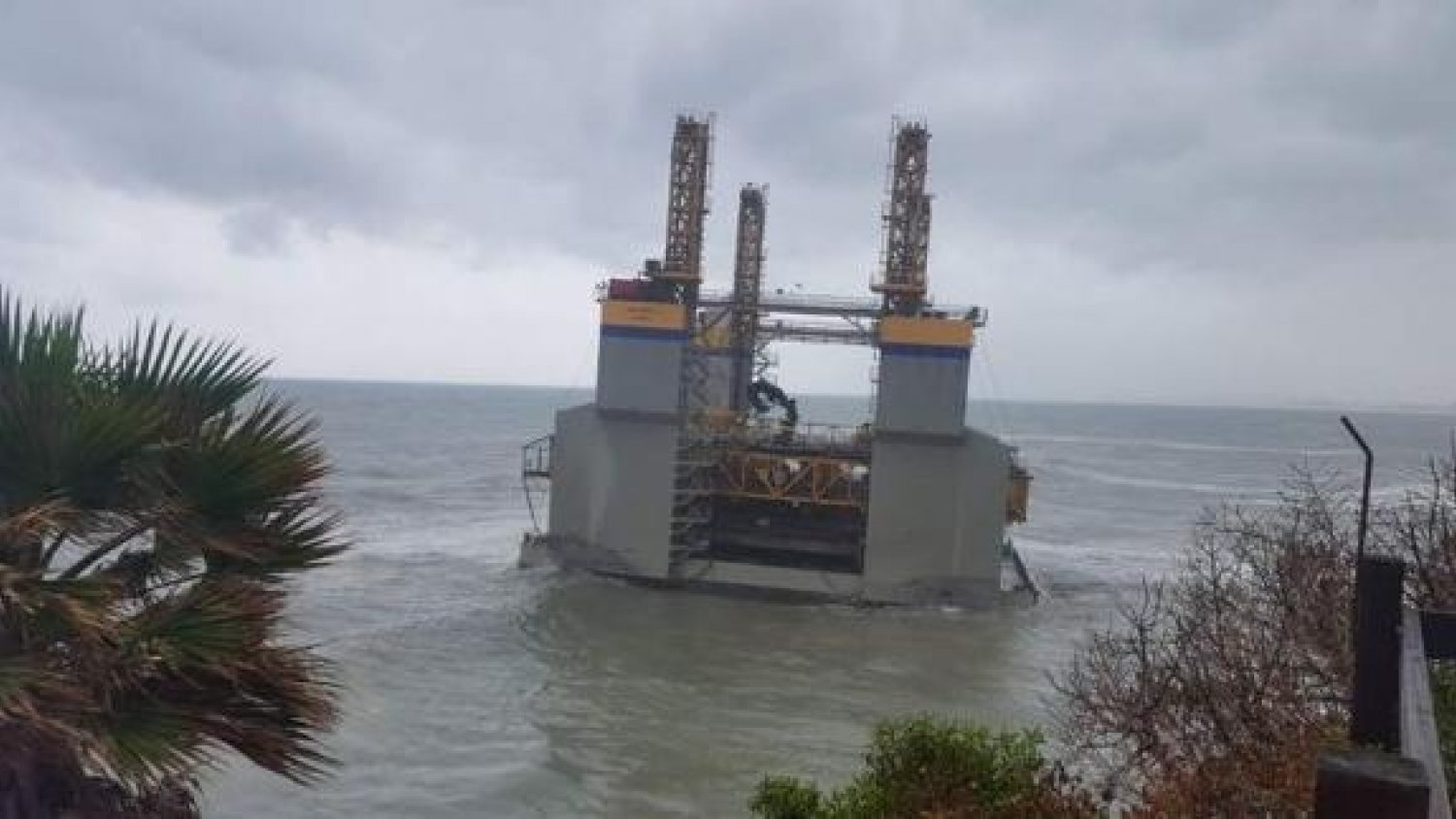 Encalla una plataforma a la deriva en la costa de Benalmádena