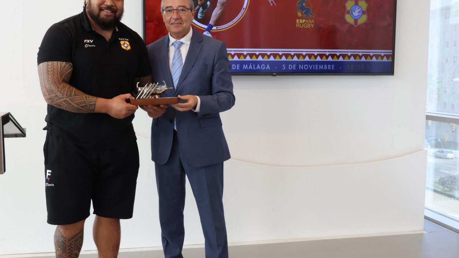 Francisco Salado recibe en la Diputación de Málaga a la selección de rugby de Tonga