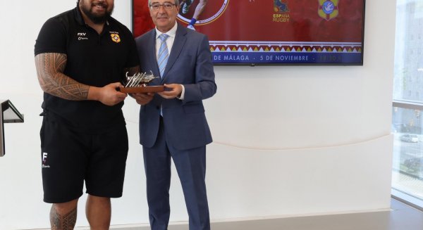 Francisco Salado recibe en la Diputación de Málaga a la selección de rugby de Tonga