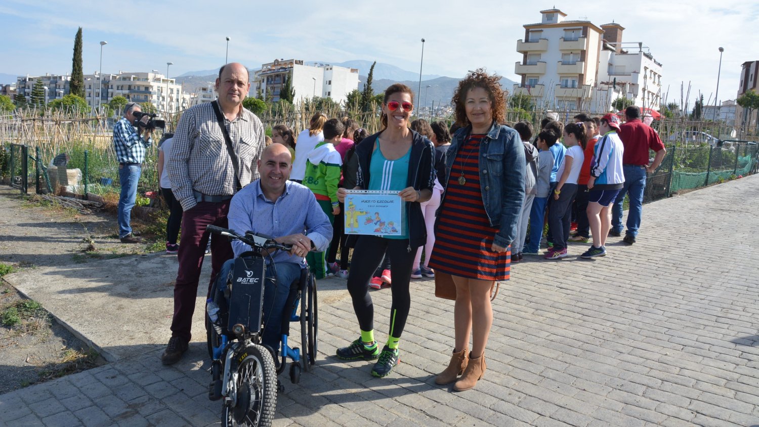 Vélez-Málaga hace entrega al colegio Andalucía de una parcela en los huertos urbanos de ocio