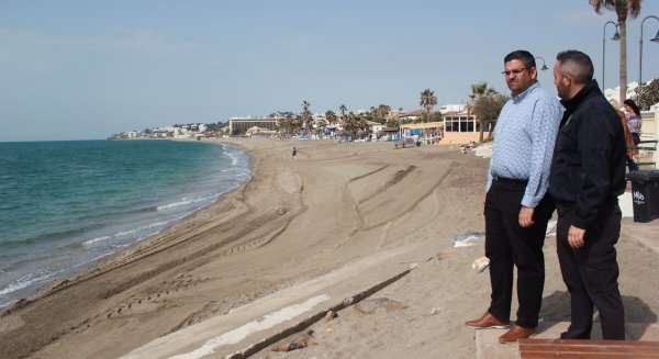 Más de 60 operarios trabajan para recuperar las playas de Mijas tras el último temporal