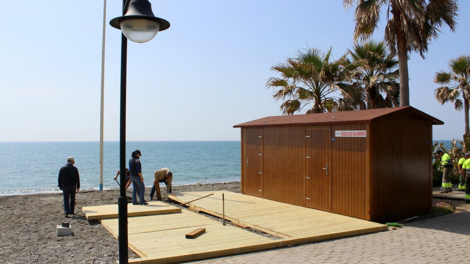 Estepona comienza a instalar los nuevos módulos sanitarios y de salvamento en las playas del municipio