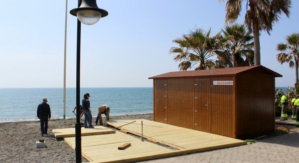 Estepona comienza a instalar los nuevos módulos sanitarios y de salvamento en las playas del municipio
