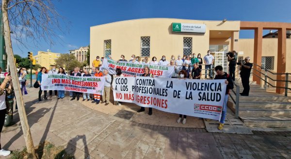 Médicos se concentran en el centro de salud de Portada Alta en repulsa por las amenazas a una facultativa