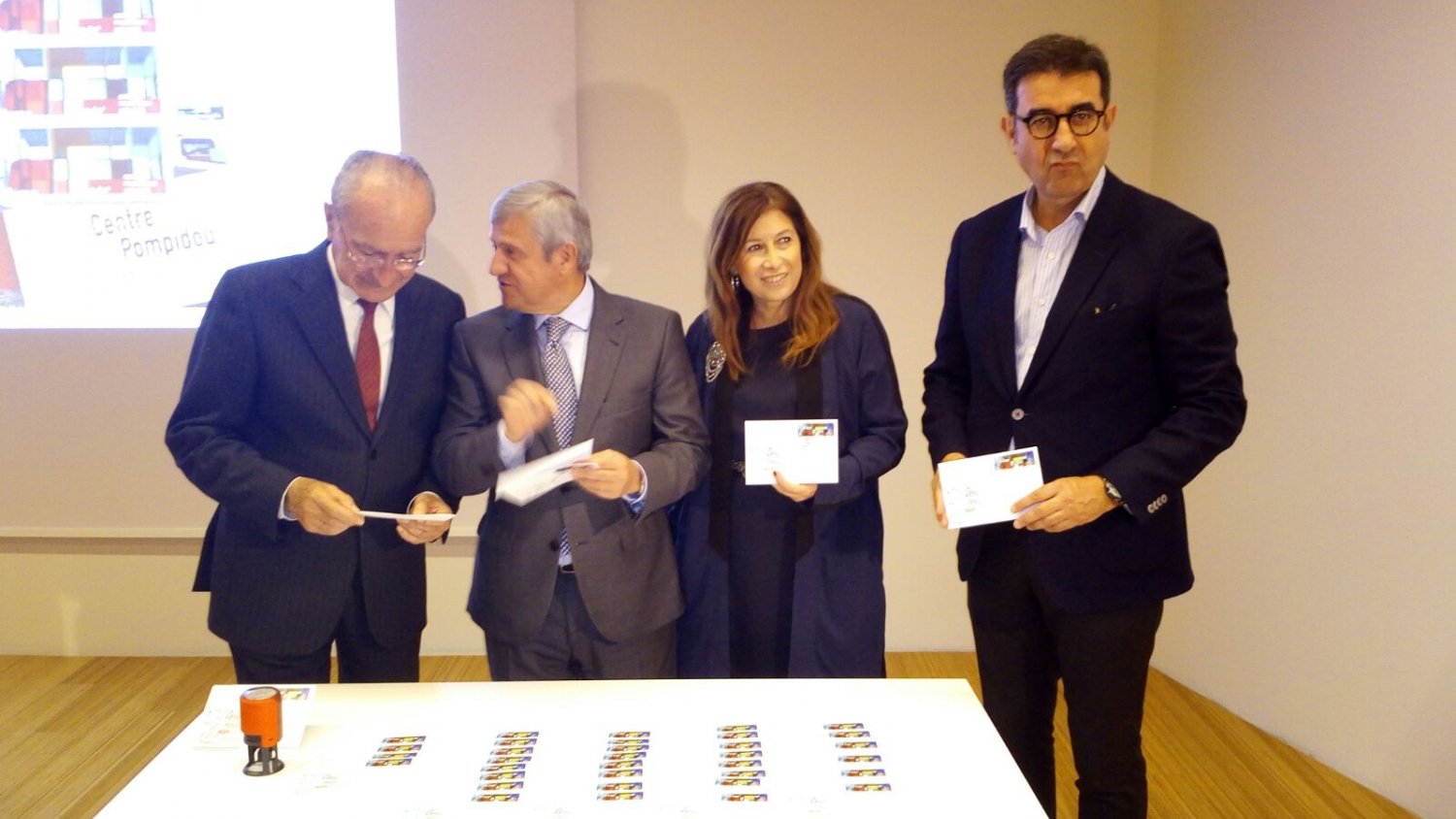 Presentado el sello de Correos dedicado al Centre Pompidou de Málaga