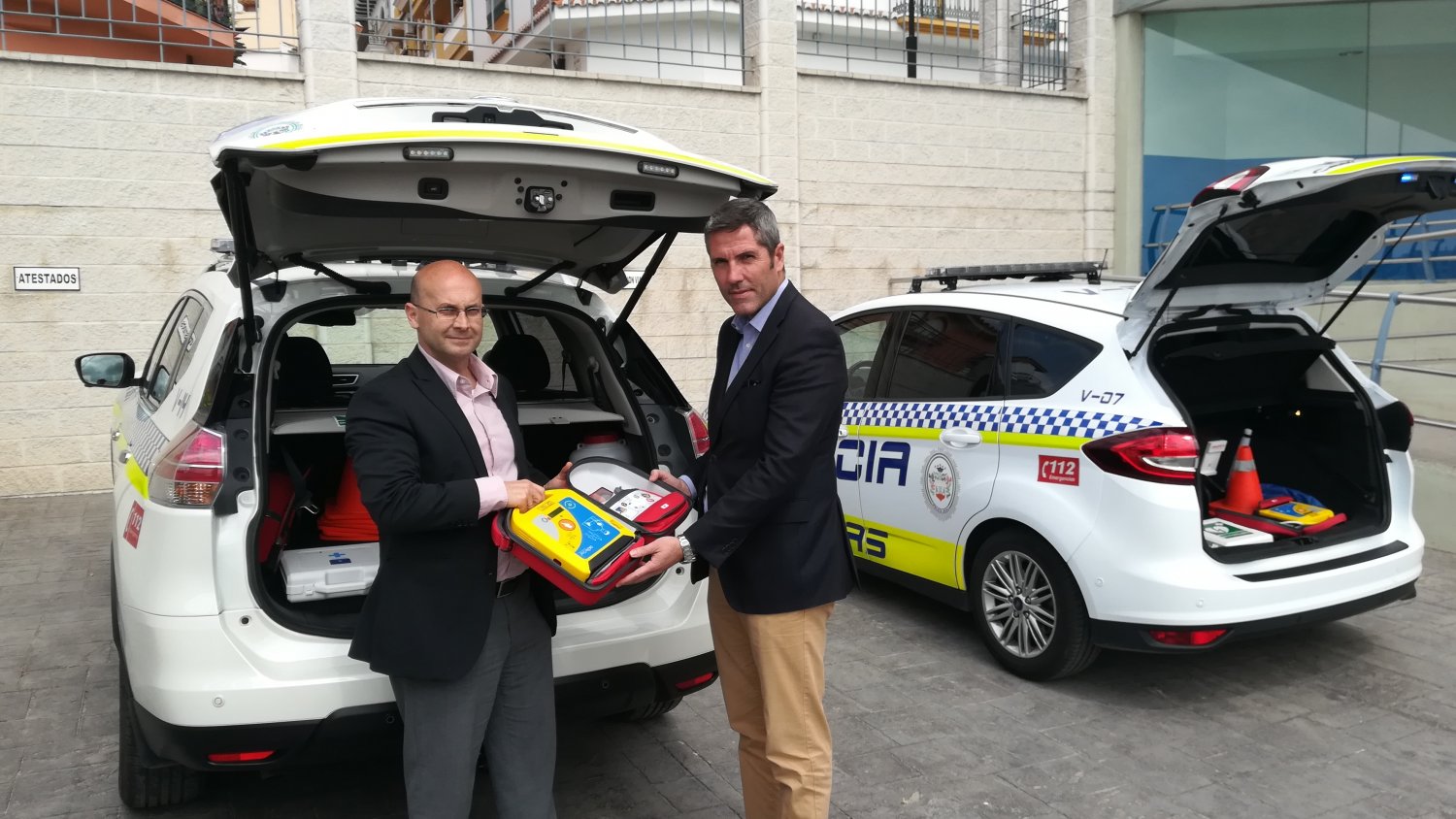 Mijas incorpora seis nuevos desfibriladores en los vehículos de la Policía Local