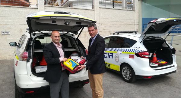 Mijas incorpora seis nuevos desfibriladores en los vehículos de la Policía Local