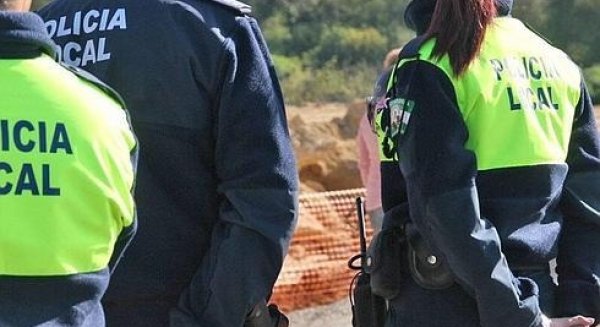 Detenido por amenzar con una pistola y una navaja a dos jóvenes en Málaga