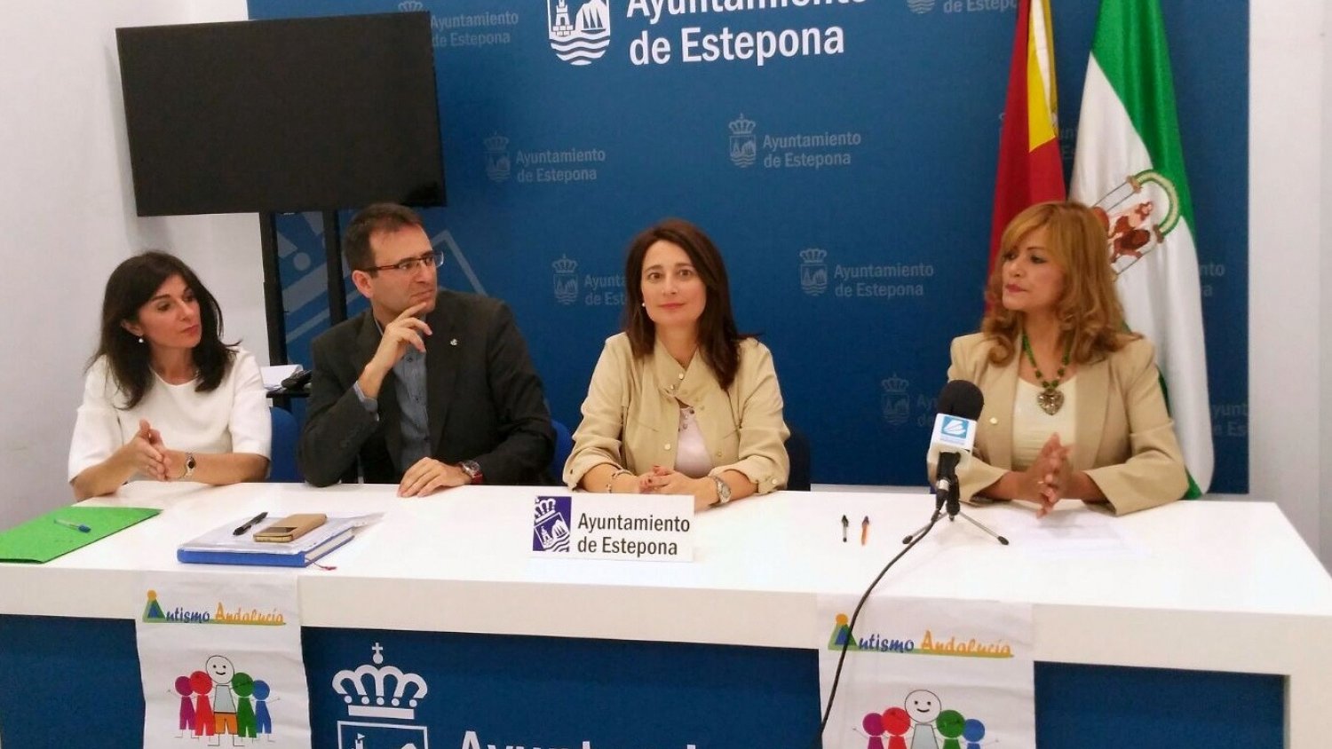 Estepona entrega una ayuda a una asociación para el autismo