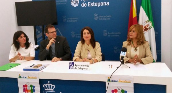 Estepona entrega una ayuda a una asociación para el autismo