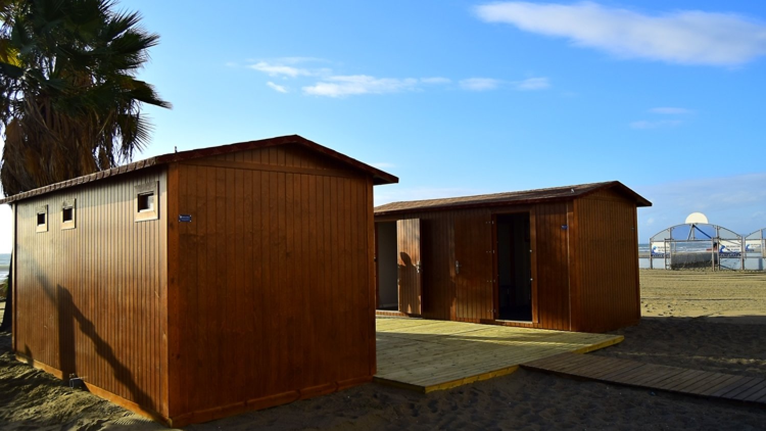 Estepona ampliará el servicio de módulos sanitarios y de salvamento a más playas del municipio