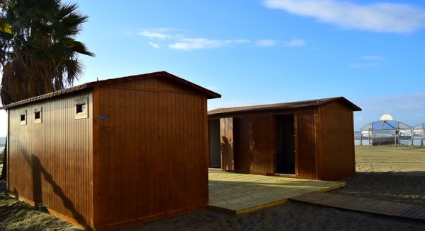 Estepona ampliará el servicio de módulos sanitarios y de salvamento a más playas del municipio
