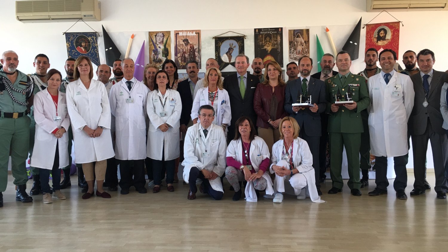 La Congregación de Mena y La Legión visitan a los menores ingresados en el Materno Infantil