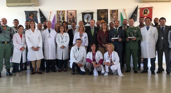 La Congregación de Mena y La Legión visitan a los menores ingresados en el Materno Infantil