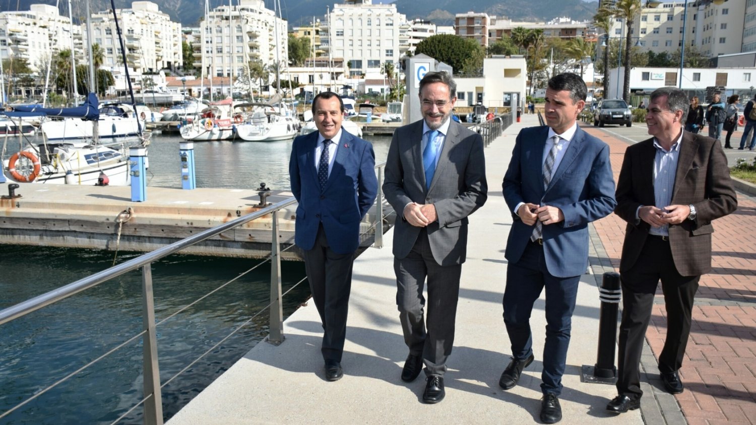 López anuncia la voluntad de la Junta de impulsar una nueva concesión para la ampliación del puerto de La Bajadilla