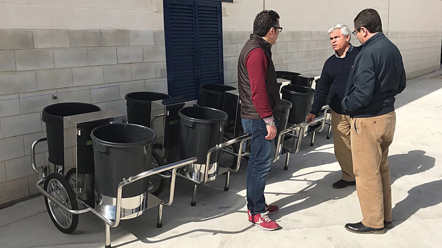 Antequera comienza a renovar los carritos usados por los servicios de limpieza viaria a pie de Aguas del Torcal