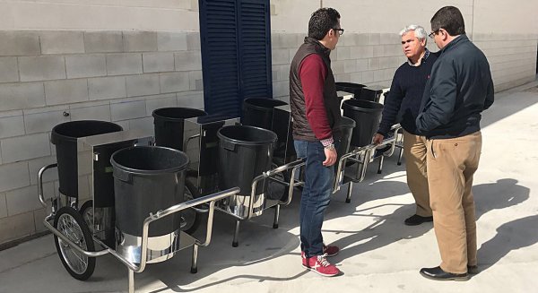 Antequera comienza a renovar los carritos usados por los servicios de limpieza viaria a pie de Aguas del Torcal