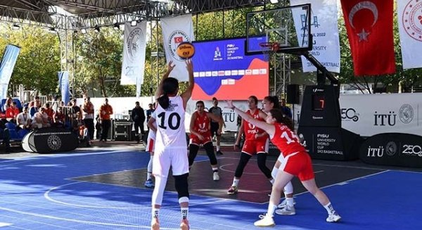UMA.- Deportistas de la universidad representan a España en la copa del mundo de baloncesto universitario 3x3
