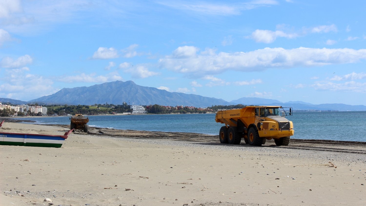 Estepona pone a punto las playas para Semana Santa con aportes de arena y obras de mejora